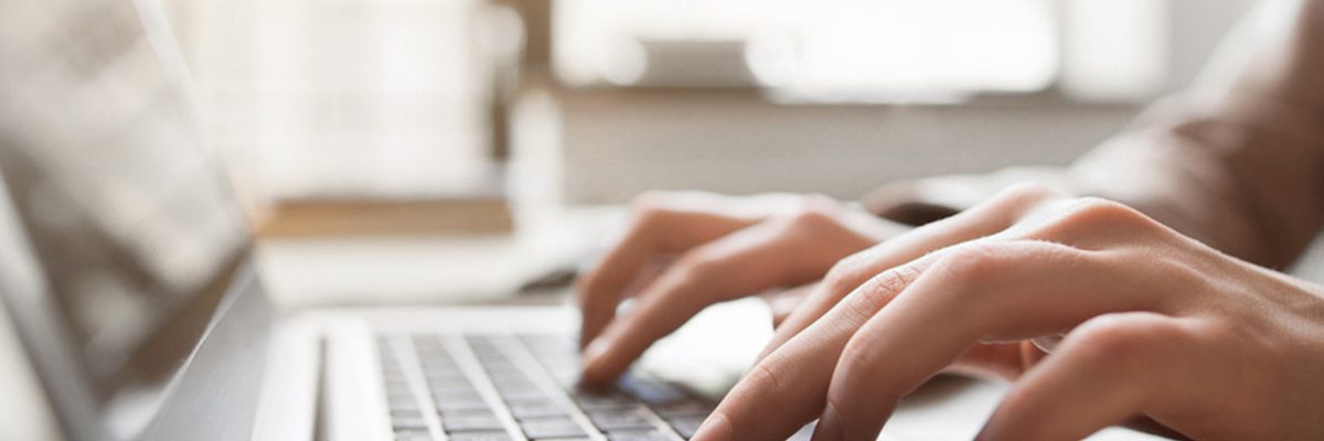 Dieses Bild zeigt eine Person, welche auf einem Laptop arbeitet.