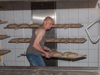 Dieses Bild zeigt Franz Anglberger beim Brotbacken.
