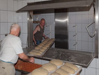 Dieses Bild zeigt Franz Raudaschl und Franz Anglberger beim Brotbacken.