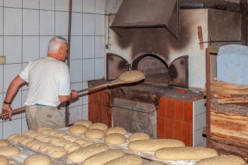 Dieses Bild zeigt Franz Raudaschl beim Brotbacken.