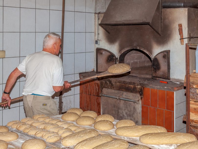 Dieses Bild zeigt Franz Raudaschl beim Brotbacken.