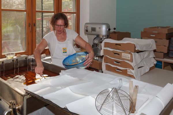 Dieses Bild zeigt Stefanie Barth bei der Herstellung von gebackenen Mäusen.