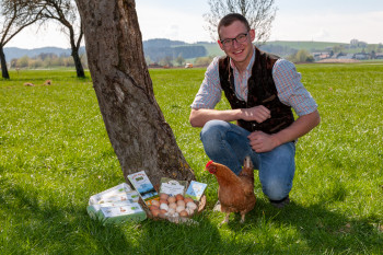Dieses Bild zeig Florian Maislinger mit einem Korb Eier.
