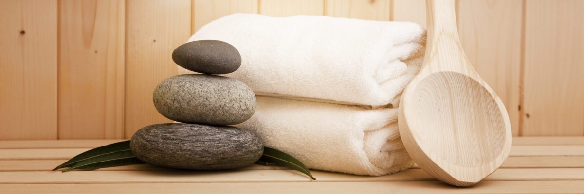 Dieses Bild zeigt Handtücher und Steine in einer Sauna.