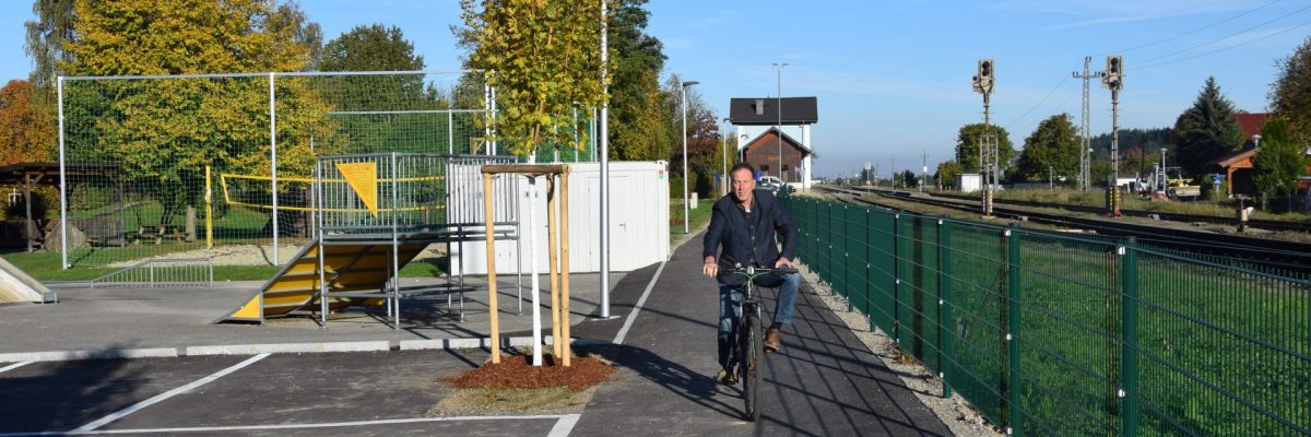 Dieses Bild zeigt Bürgermeister Martin Voggenberger mit dem Rad auf dem neuen Weg.