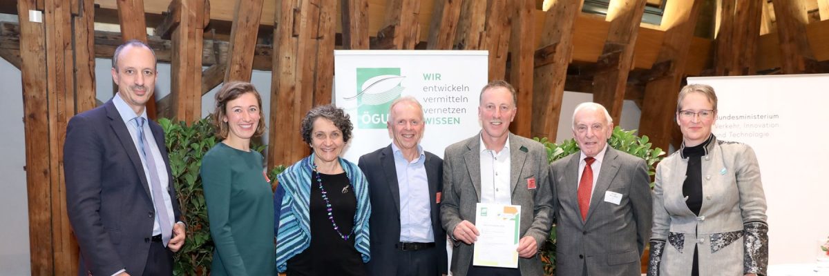 Dieses Bild zeigt v.l.n.r.: Dr. Jürgen Schneider (BMNT), Stefanie Moser (Regionalmanagerin), Dorothea Erharter (Businesskonsens), Erwin Moser (Projektverantwortlicher), Martin Voggenberger (Bürgermeister der Gemeine Munderfing), Dr. Rene Alfons Haiden (Präsident der ÖGUT), Monika Auer (Generalsekretärin der ÖGUT)