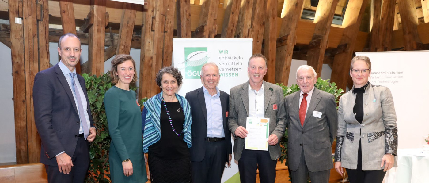 Dieses Bild zeigt v.l.n.r.: Dr. Jürgen Schneider (BMNT), Stefanie Moser (Regionalmanagerin), Dorothea Erharter (Businesskonsens), Erwin Moser (Projektverantwortlicher), Martin Voggenberger (Bürgermeister der Gemeine Munderfing), Dr. Rene Alfons Haiden (Präsident der ÖGUT), Monika Auer (Generalsekretärin der ÖGUT)