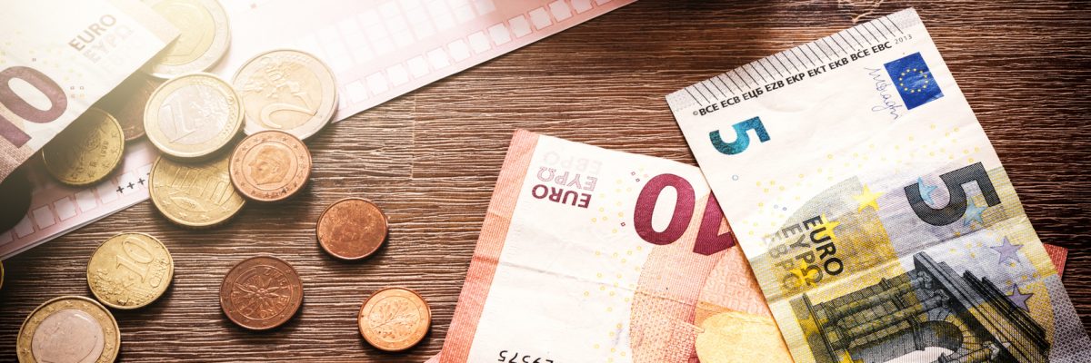 Dieses Bild zeigt Münzen und Scheine.
