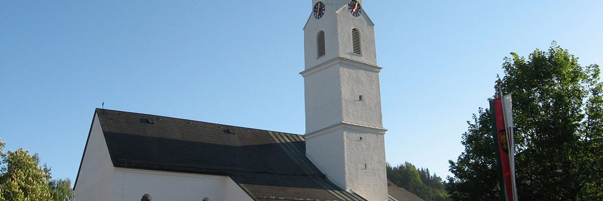 Dieses Bild zeigt die Pfarrkriche in Munderfing.