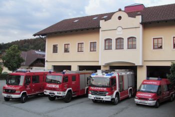 Dieses Bild zeigt die Feuerwehrfahrzeuge und das Feuerwehrhaus in Munderfing.
