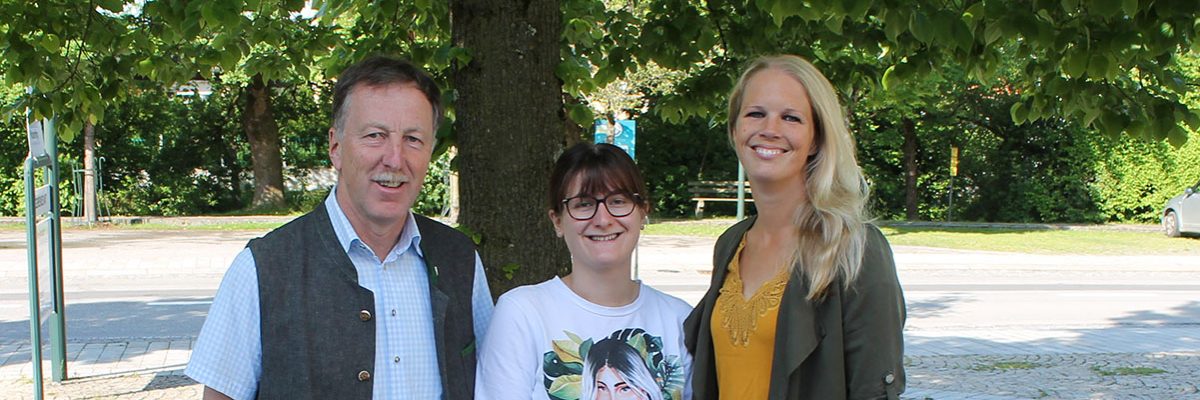 Dieses Bild zeigt Bürgermeister Martin Voggenberger, Gemeindebedienstete Barbara Kobler und Amtsleiterin Rebekka Krieger.