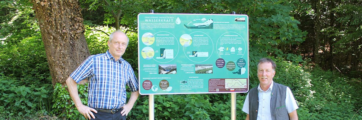 Dieses Bild zeigt Ambros Weiß vom Tourismusverband "s'Entdeckerviertel" und Bürgermeister Martin Voggenberger.