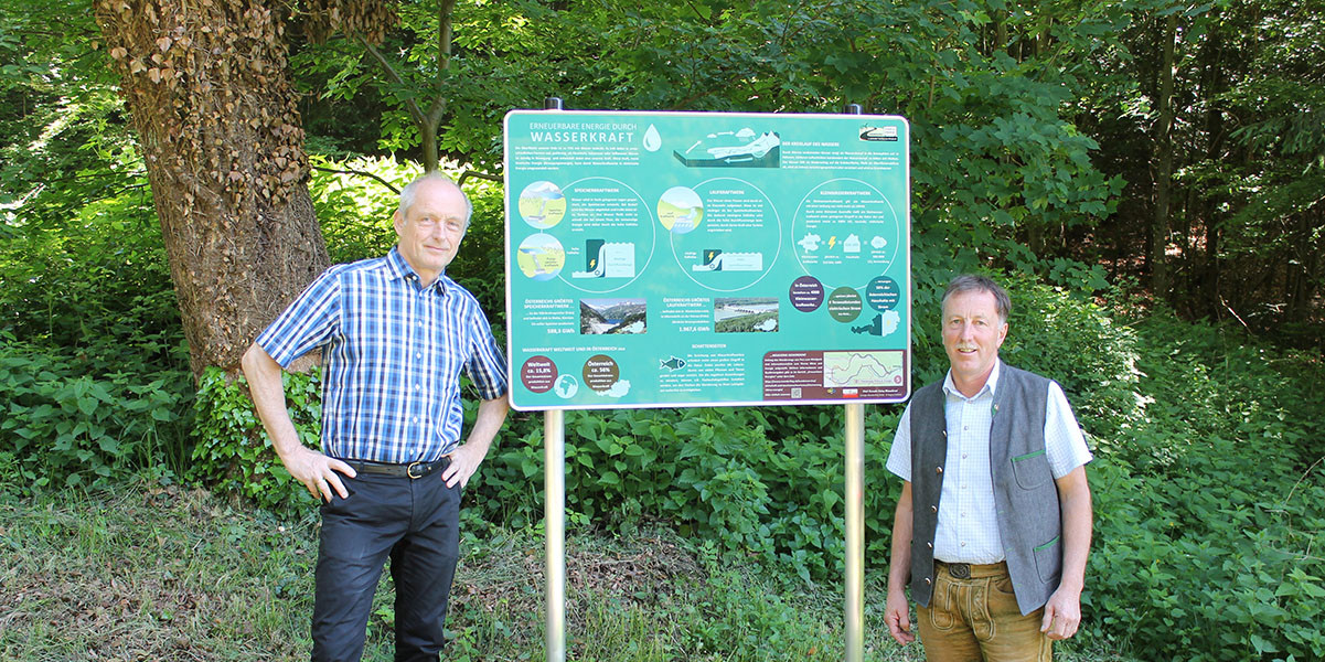 Dieses Bild zeigt Ambros Weiß vom Tourismusverband "s'Entdeckerviertel" und Bürgermeister Martin Voggenberger.
