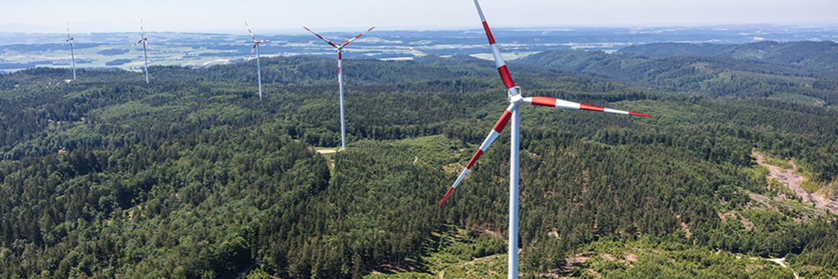 Dieses Bild zeigt die fünf Windräder von Munderfing.