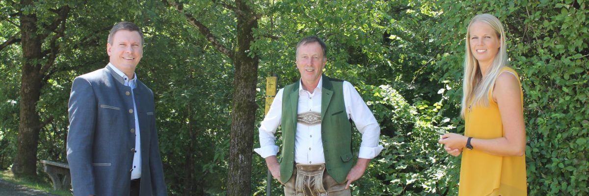 Dieses Bild zeigt Bezirkshauptmann Mag. Gerald Kronberger, Bürgermeister Martin Voggenberger und Amtsleiterin Rebekka Krieger.