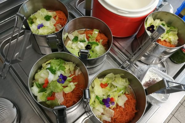 Dieses Bild zeigt mehrere Behälter mit Salat.