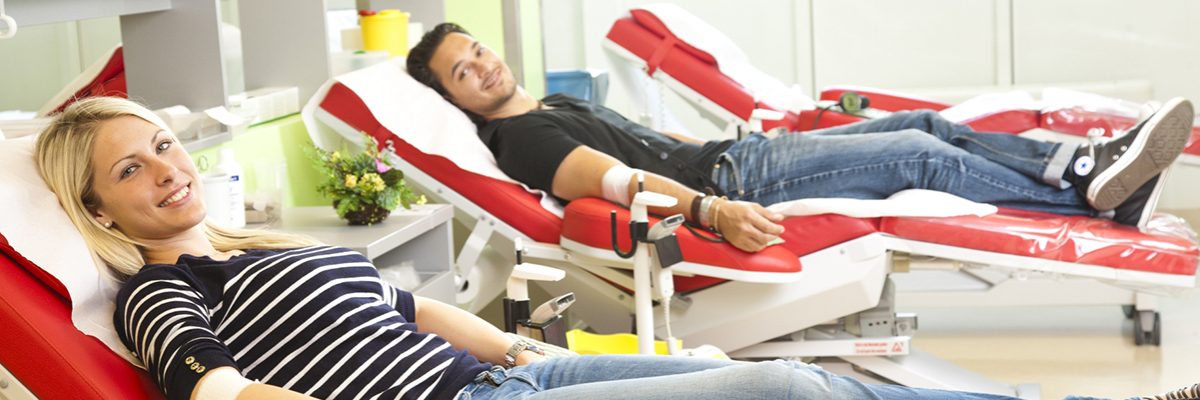 Dieses Bild zeigt Jugendliche bei der Blutspende.