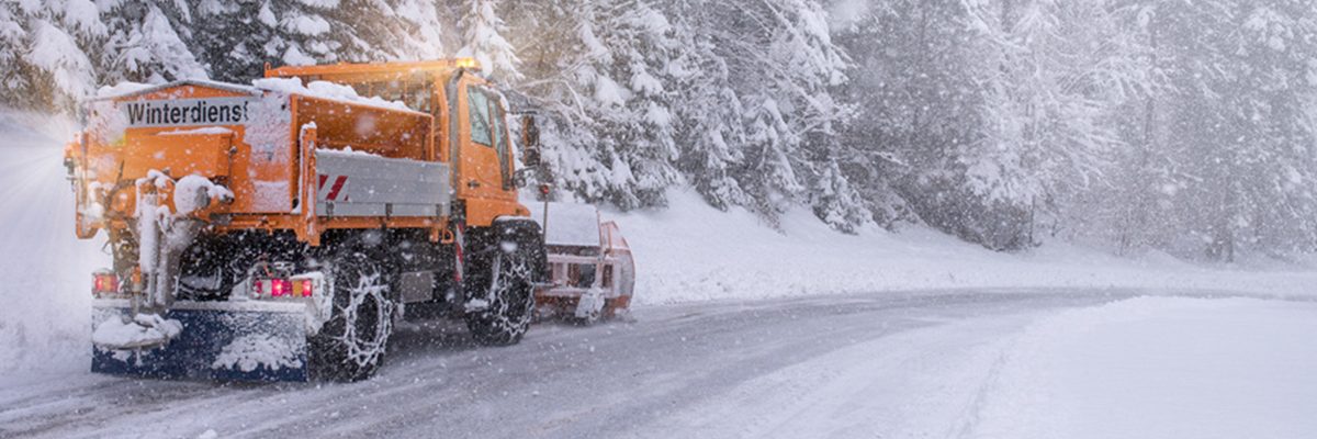 Dieses Bild zeigt ein Räumfahrzeug bei der Schneeräumung.