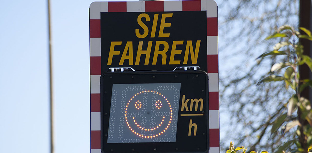 Dieses Bild zeigt ein Geschwindigkeitsmessgerät.