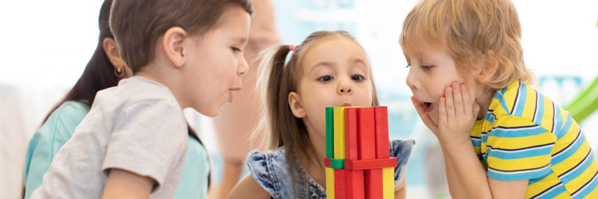 Dieses Bild zeigt Kinder beim Spielen mit Holzbausteinen.