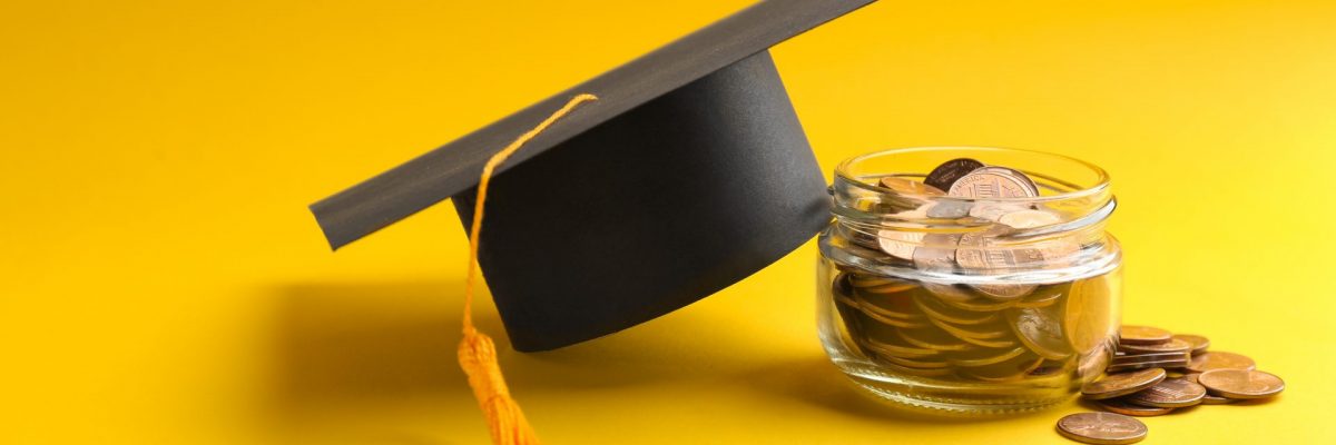 Dieses Bild zeigt einen Absolventenhut und ein Glas mit Münzen.