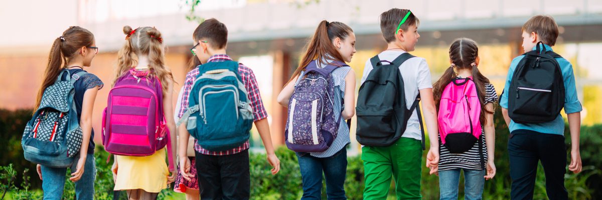 Dieses Bild zeigt Kinder am Schulweg.