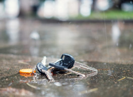 Dieses Bild zeigt einen verlorenen Schlüsselbund am Boden im Regen liegend.
