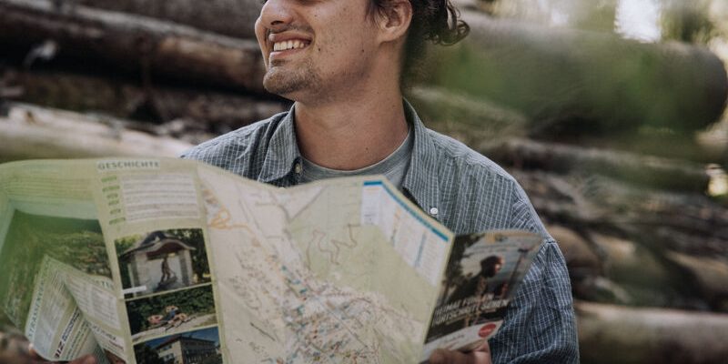 Dieses Bild zeigt einen Mann mit Wanderkarte. (Foto: Entdeckerviertel)