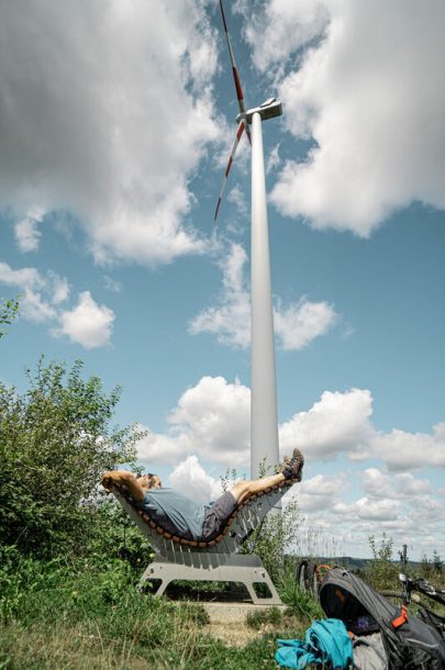 Dieses Bild zeigt eine Person in einer Wiegeliege im Windpark. (Foto: Entdeckerviertel)
