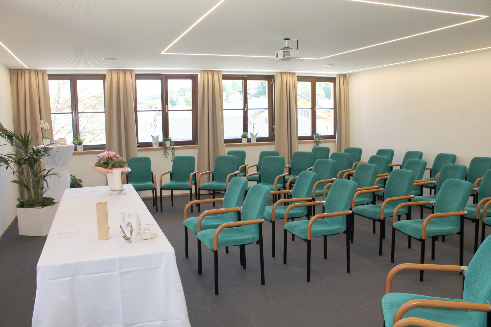 Dieses Bild zeigt den Sitzungssaal des Gemeindeamtes Munderfing für eine standesamtliche Trauung.