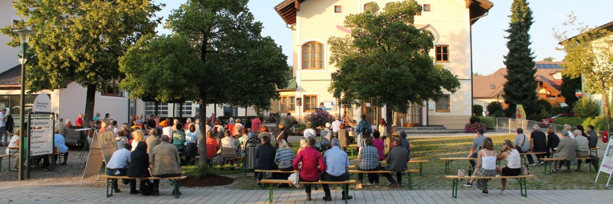 Dieses Bild zeigt Eva Putta alias Trixi auf der Bühne am Sommerkonzert am Dorfplatz Munderfing am Freitag 20. August 2021.