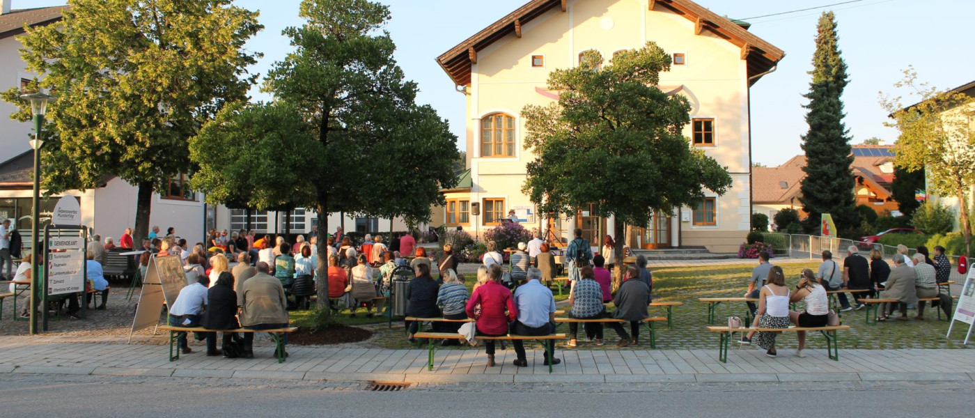 Dieses Bild zeigt Eva Putta alias Trixi auf der Bühne am Sommerkonzert am Dorfplatz Munderfing am Freitag 20. August 2021.