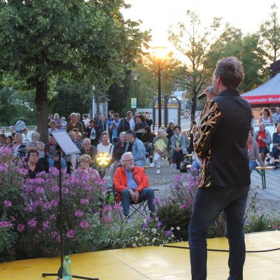 Dieses Bild zeigt Johann Rosenhammer alias Der Rosenhammer auf der Bühne am Sommerkonzert am Dorfplatz Munderfing am Freitag 20. August 2021.