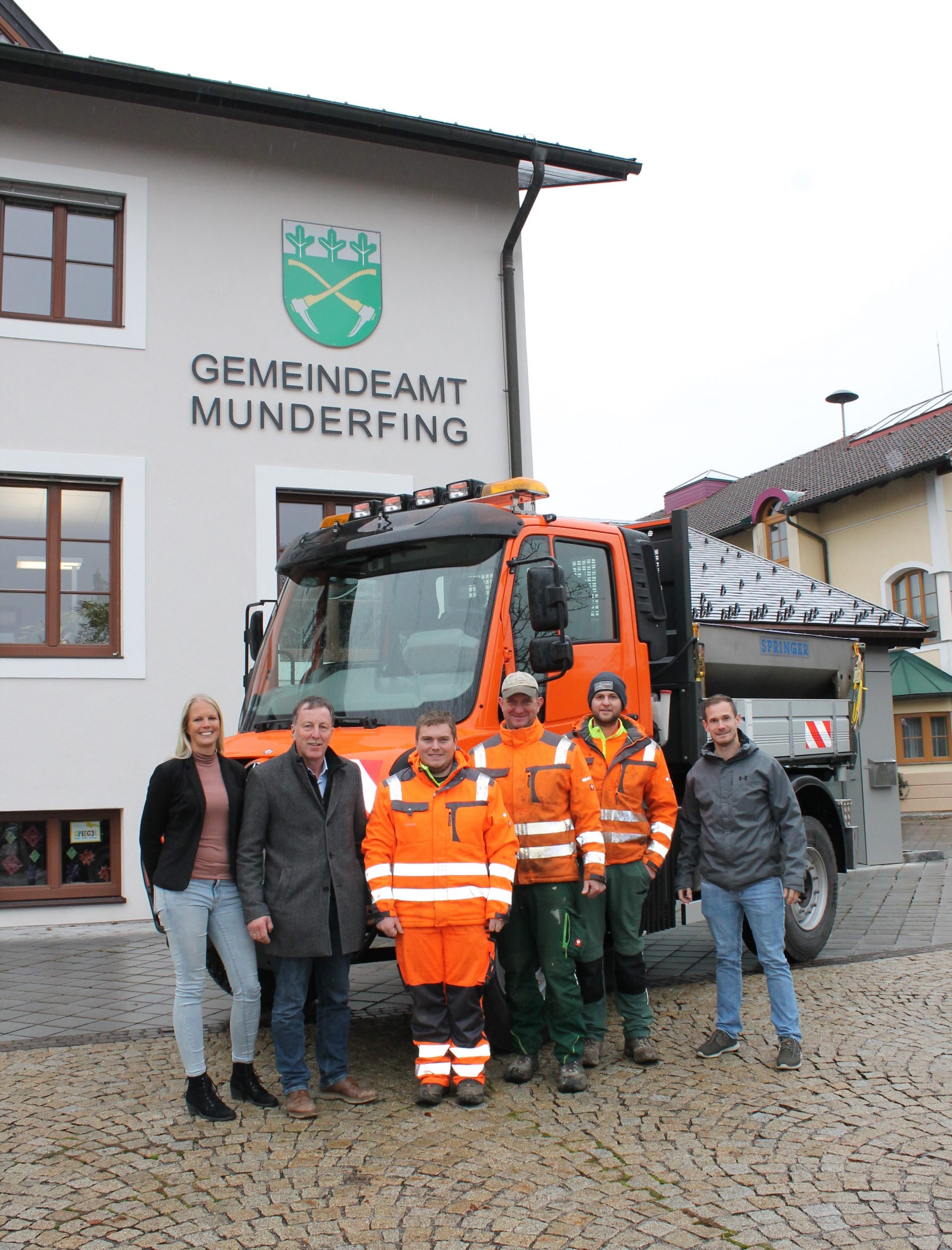 Dieses Bild zeigt die Mitarbeiter des Bauhofes, Bürgermeister Martin Voggenberger, Vizebürgermeister Johannes Probst und Amtsleiterin Rebekka Krieger mit dem neuen Unimog U 430.