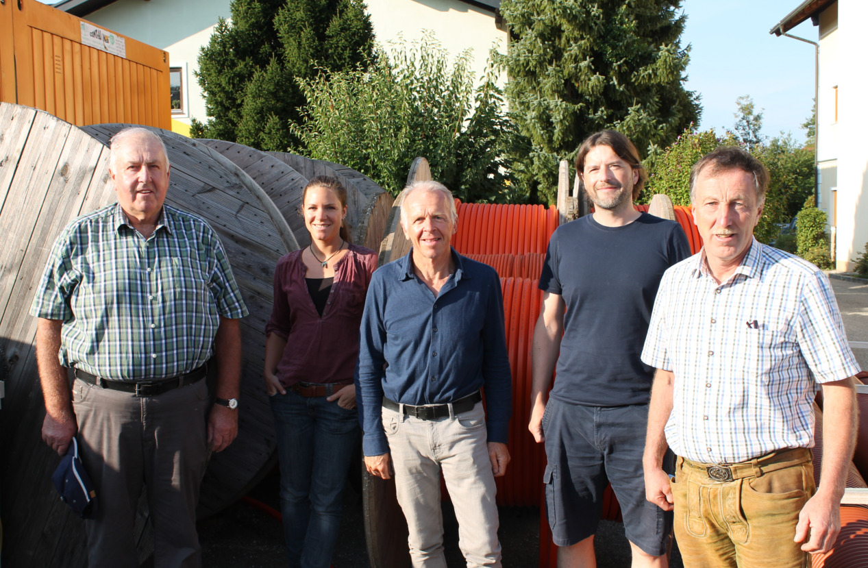 Dieses Bild zeigt die Mitarbeiter der Energie Munderfing GmbH (Krammer Johann, Regina Fröhlich, Geschäftsführer Erwin Moser, Projektleiter Helmut Emminger) sowie Bürgermeister Martin Voggenberger.