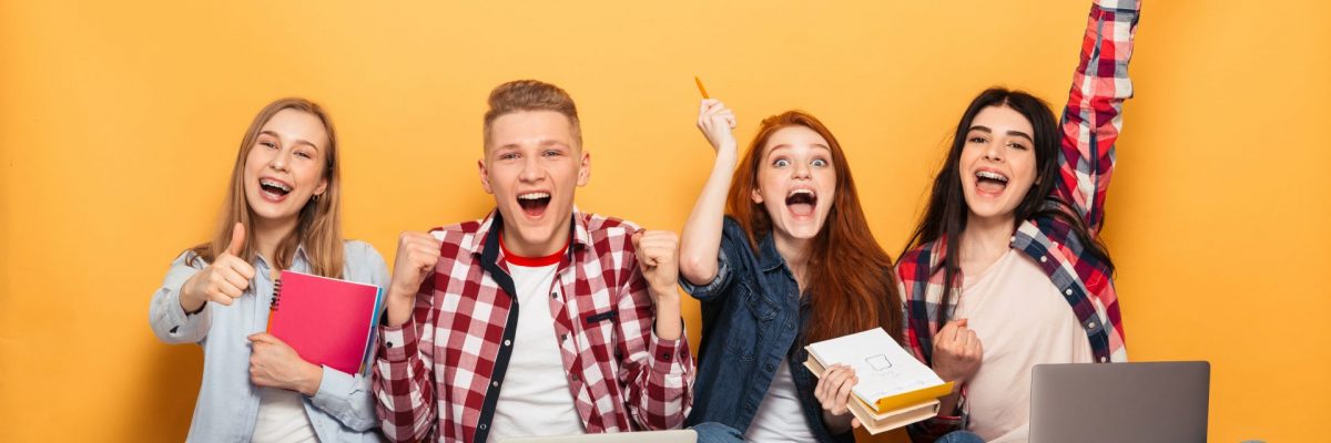 junge Menschen auf dem Boden sitzend