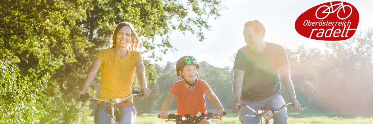 Dieses Bild zeigt eine Familie die mit dem Rad fährt. (Copyright: OÖ radelt; Peter Provaznik)