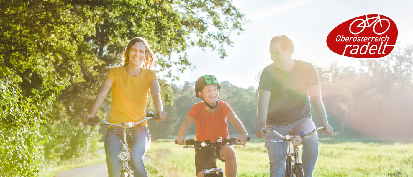 Dieses Bild zeigt eine Familie die mit dem Rad fährt. (Copyright: OÖ radelt; Peter Provaznik)