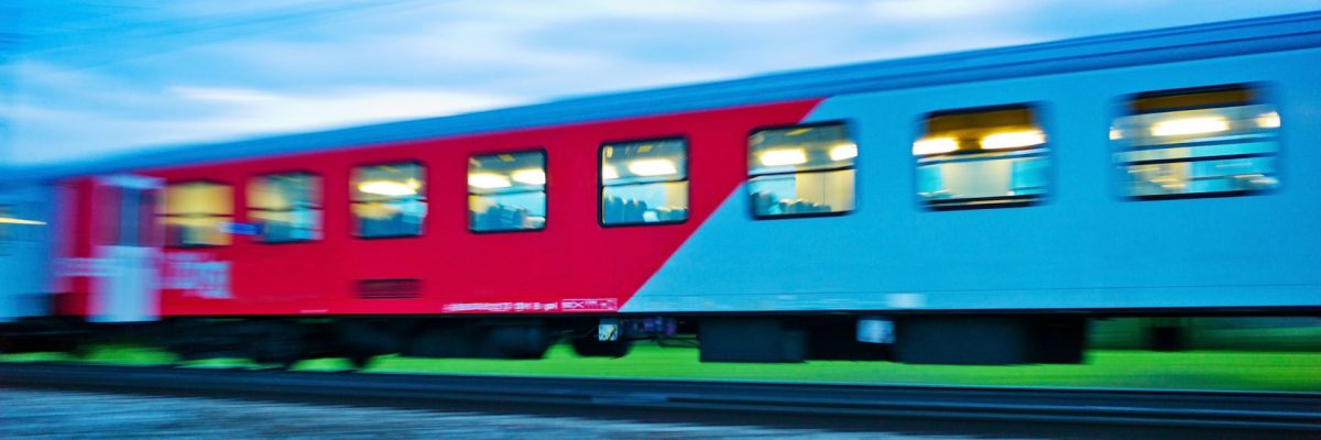 Dieses Bild zeigt eine fahrenden Zug.