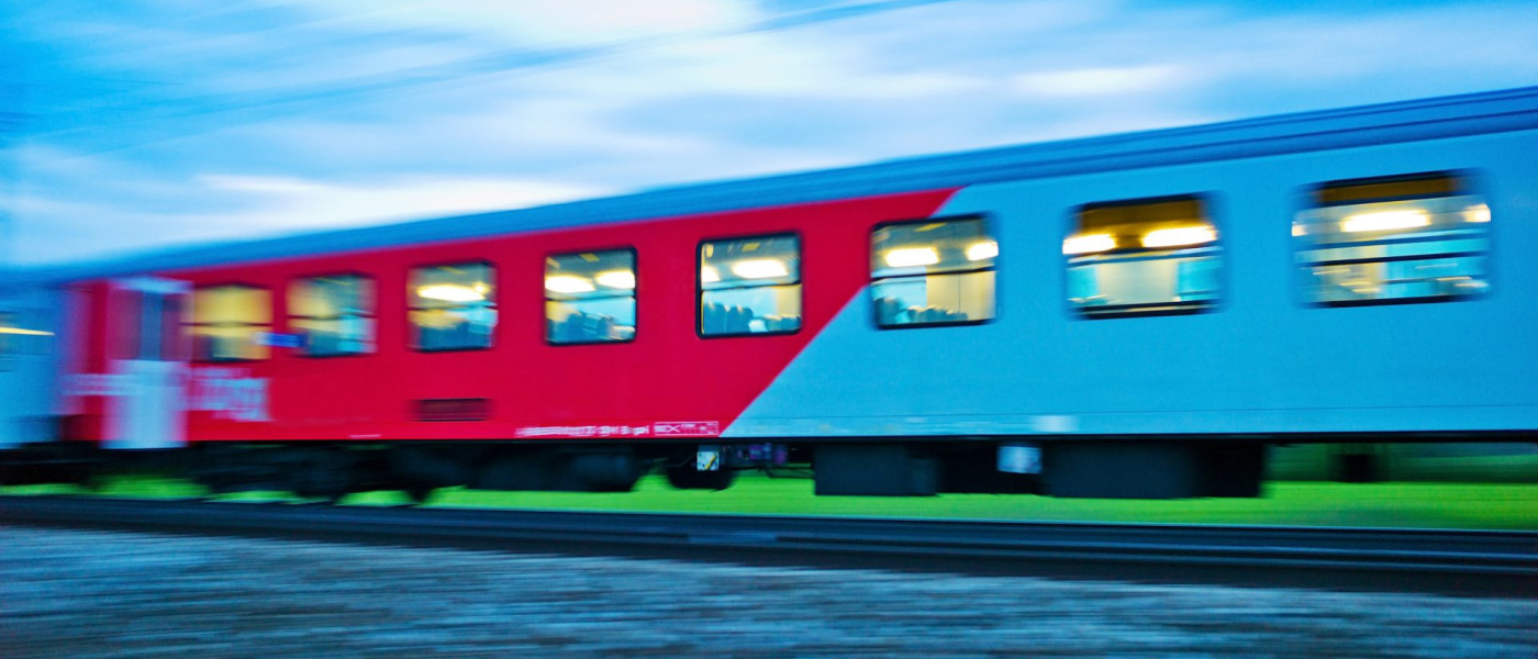 Dieses Bild zeigt eine fahrenden Zug.
