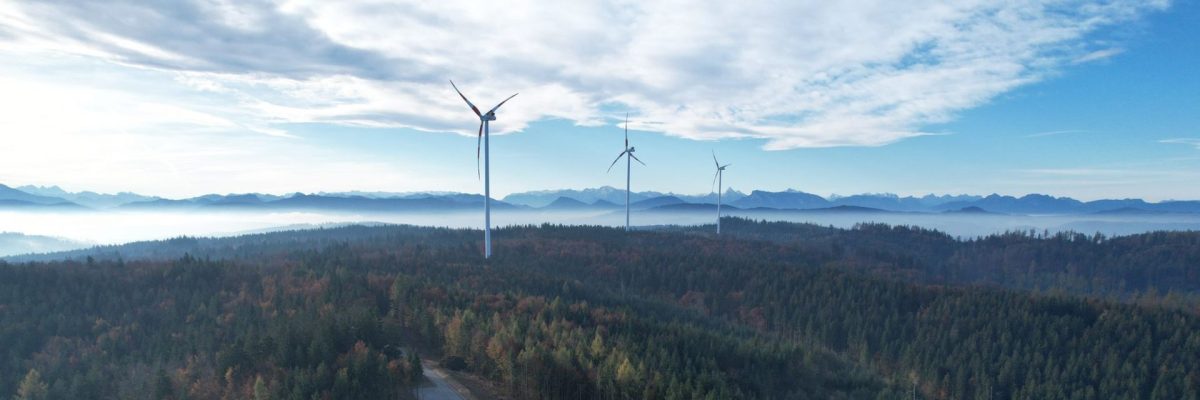Dieses Bild zeigt die Bauarbeiten der 6. Windkraftanlage in Munderfing.