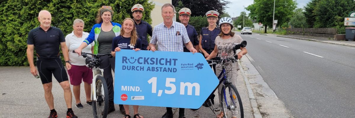 Dieses Bild zeigt die Teilnehmer der Aktion "Rücksicht durch Abstand".