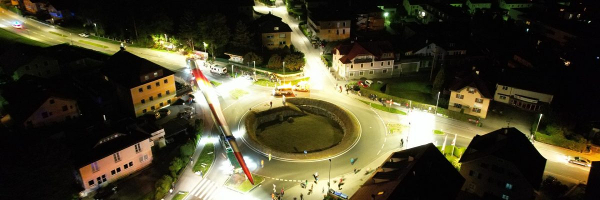 Dieses Bild zeigt ein Windradflügel bei dem Transport durch Straßwalchen.