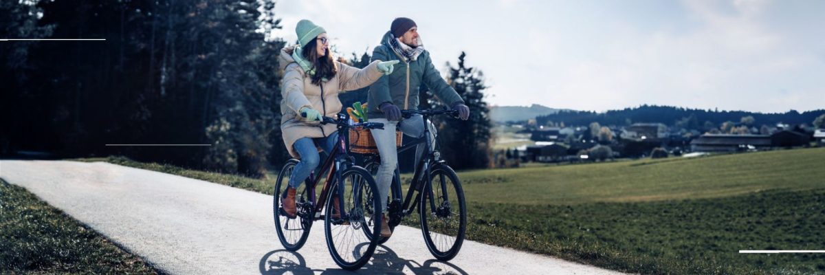 Dieses Bild zeigt eine Frau und einen Mann beim Radfahren.