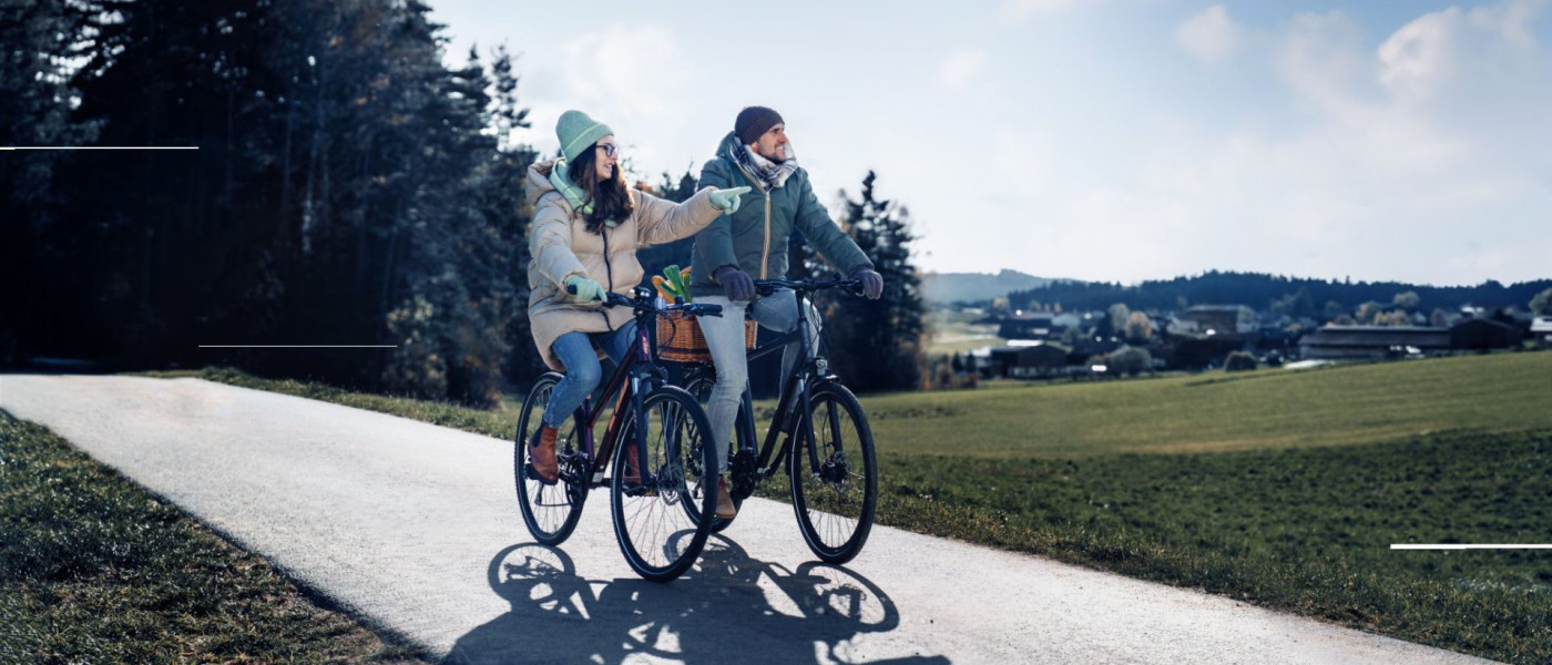Dieses Bild zeigt eine Frau und einen Mann beim Radfahren.