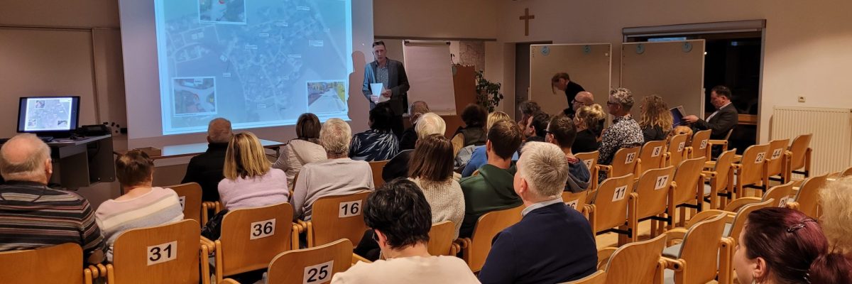 Dieses Bild zeigt die Präsentation der Verkehrsberuhigenden Maßnahmen in Althöllersberg.