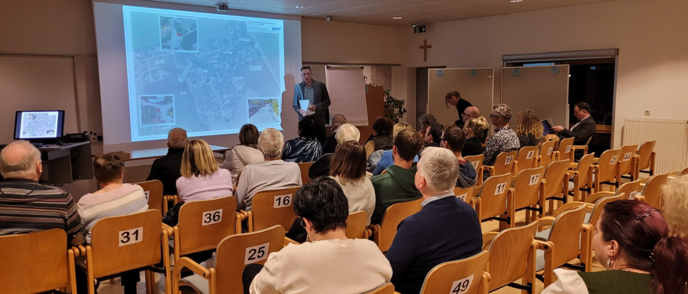 Dieses Bild zeigt die Präsentation der Verkehrsberuhigenden Maßnahmen in Althöllersberg.