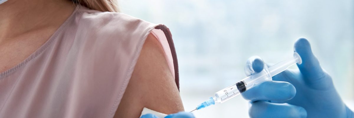 Dieses Bild zeigt eine Frau bei der Impfung.
