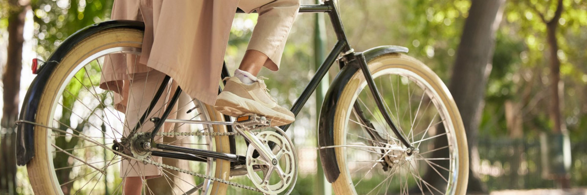 Dieses Bild zeigt einen Fahrrad fahrenden Menschen von hinten.