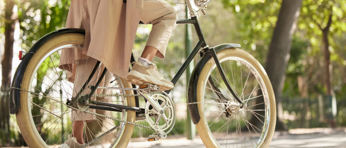Dieses Bild zeigt einen Fahrrad fahrenden Menschen von hinten.